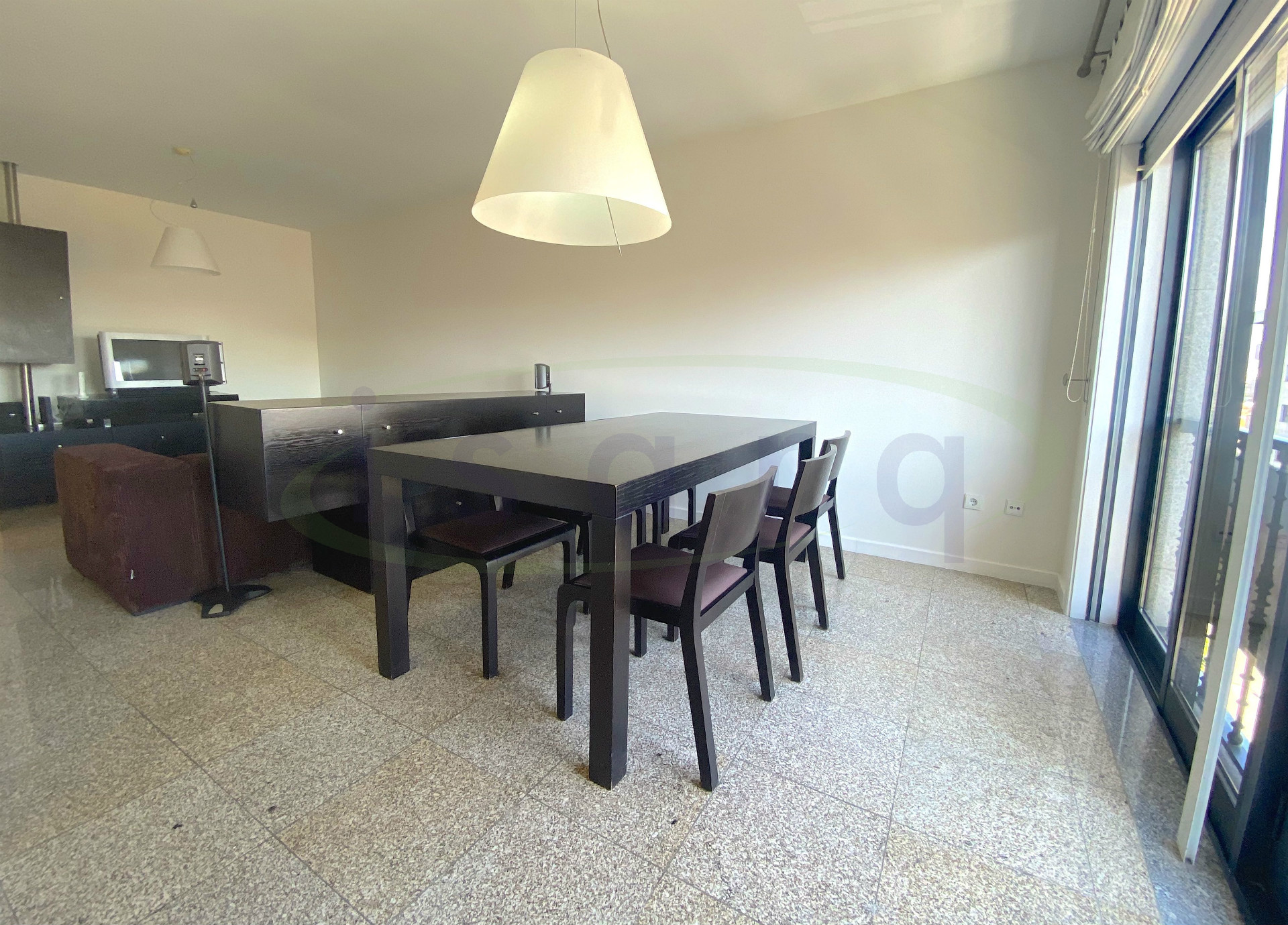 2 bedroom apartment in excellent condition in the center of Trofa;