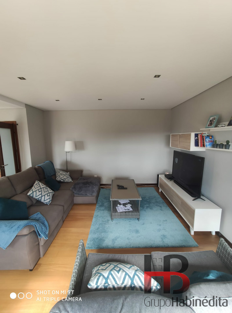 Luxuoso T3 mobilado com terraço.