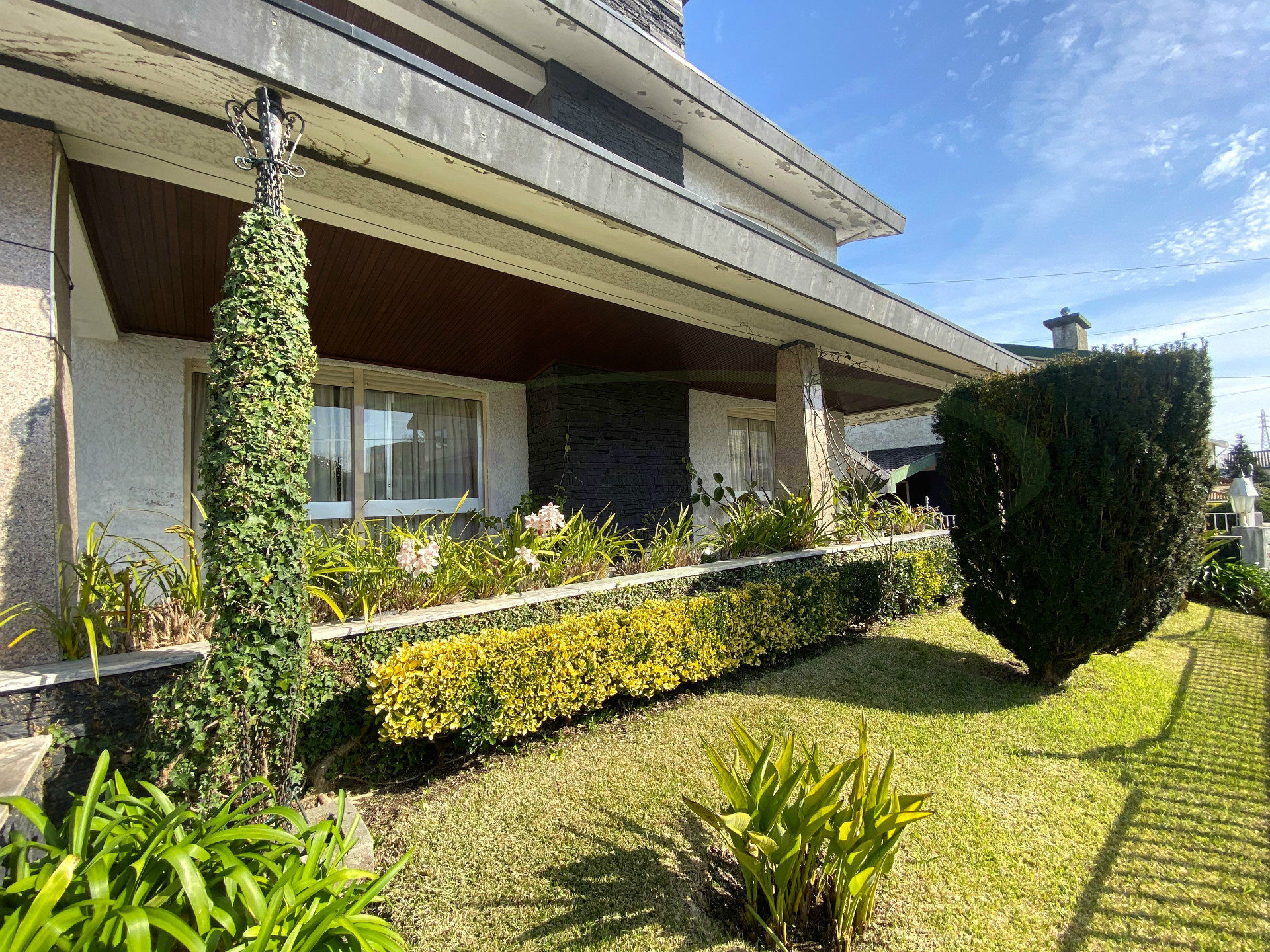 Maison T4 + Bureau + Salon au sous-sol, 4 façades et très bien situé près du Centre de Maia.