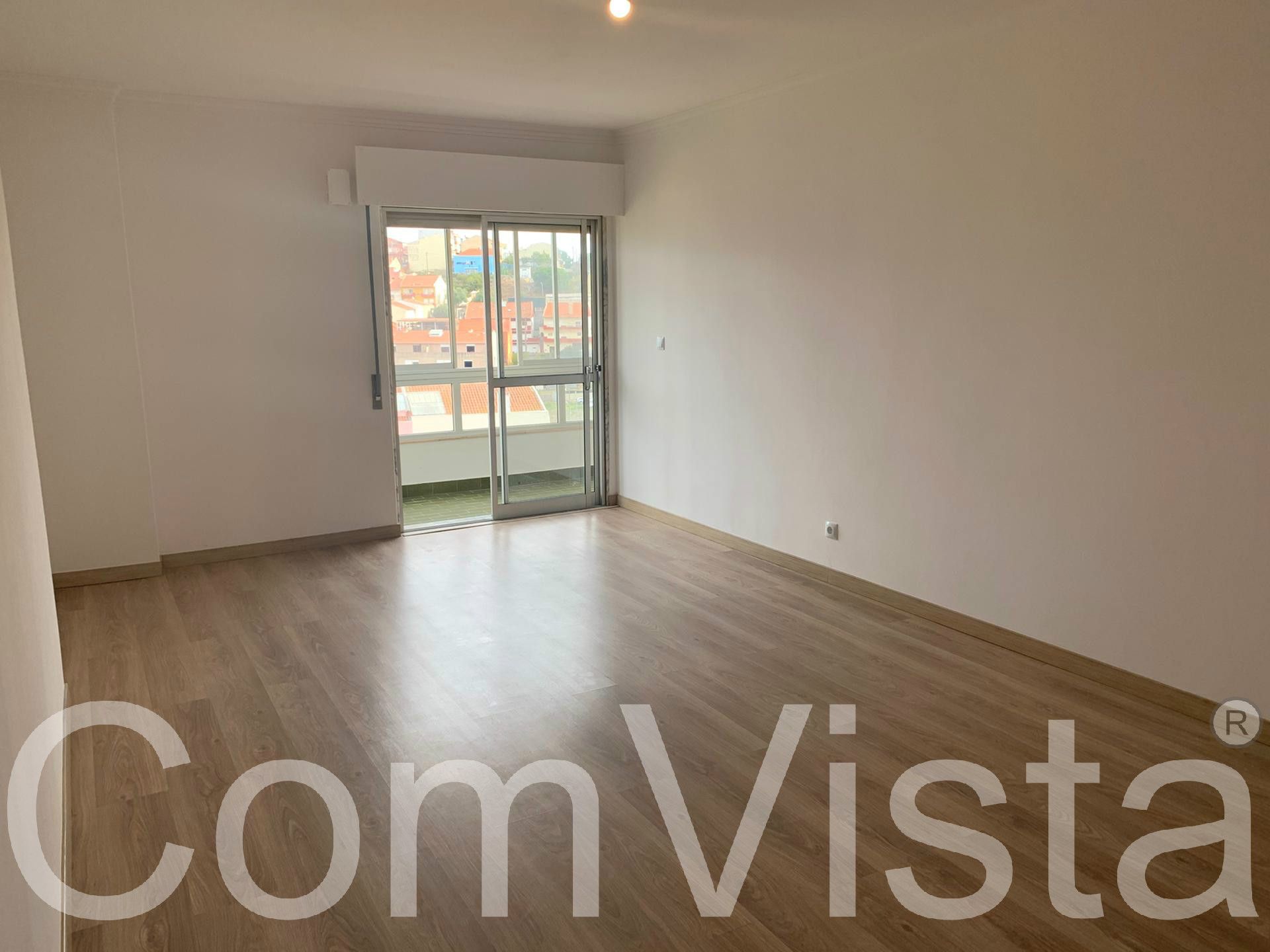 Apartamento T2 em Santa Clara, Lisboa, remodelado