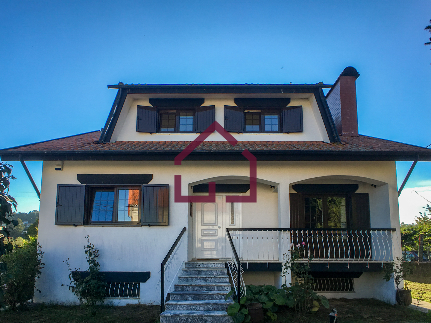 Moradia de 4 Frentes com Jardim e Boas Áreas - Sandim 