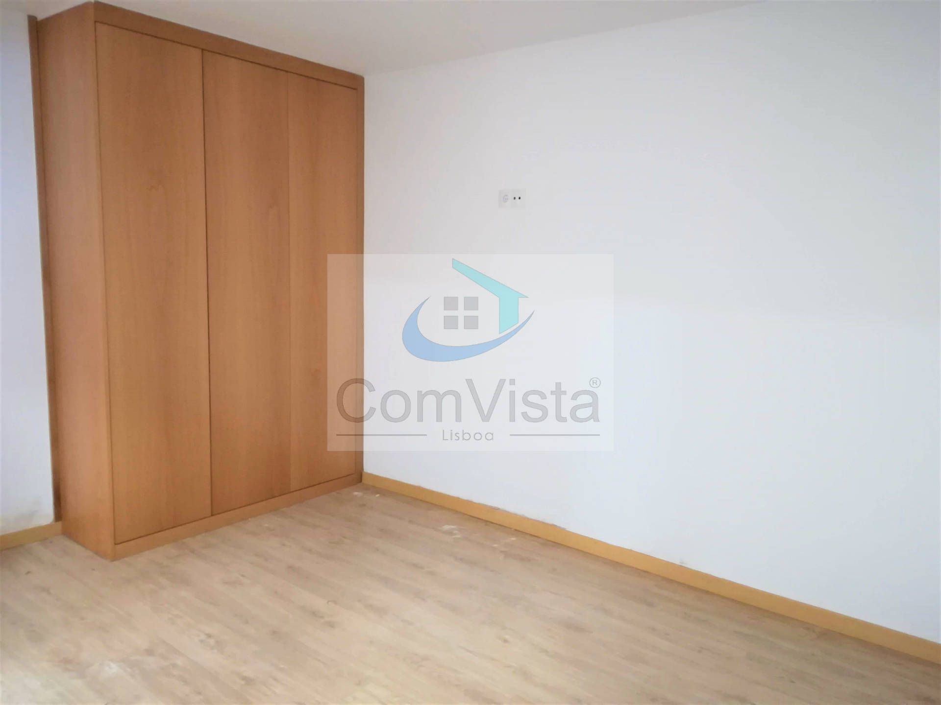 T1+1 com execelente logradouro em Benfica