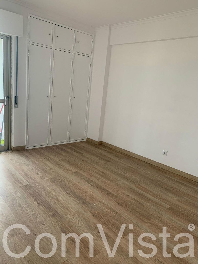Apartamento T2 em Santa Clara, Lisboa, remodelado