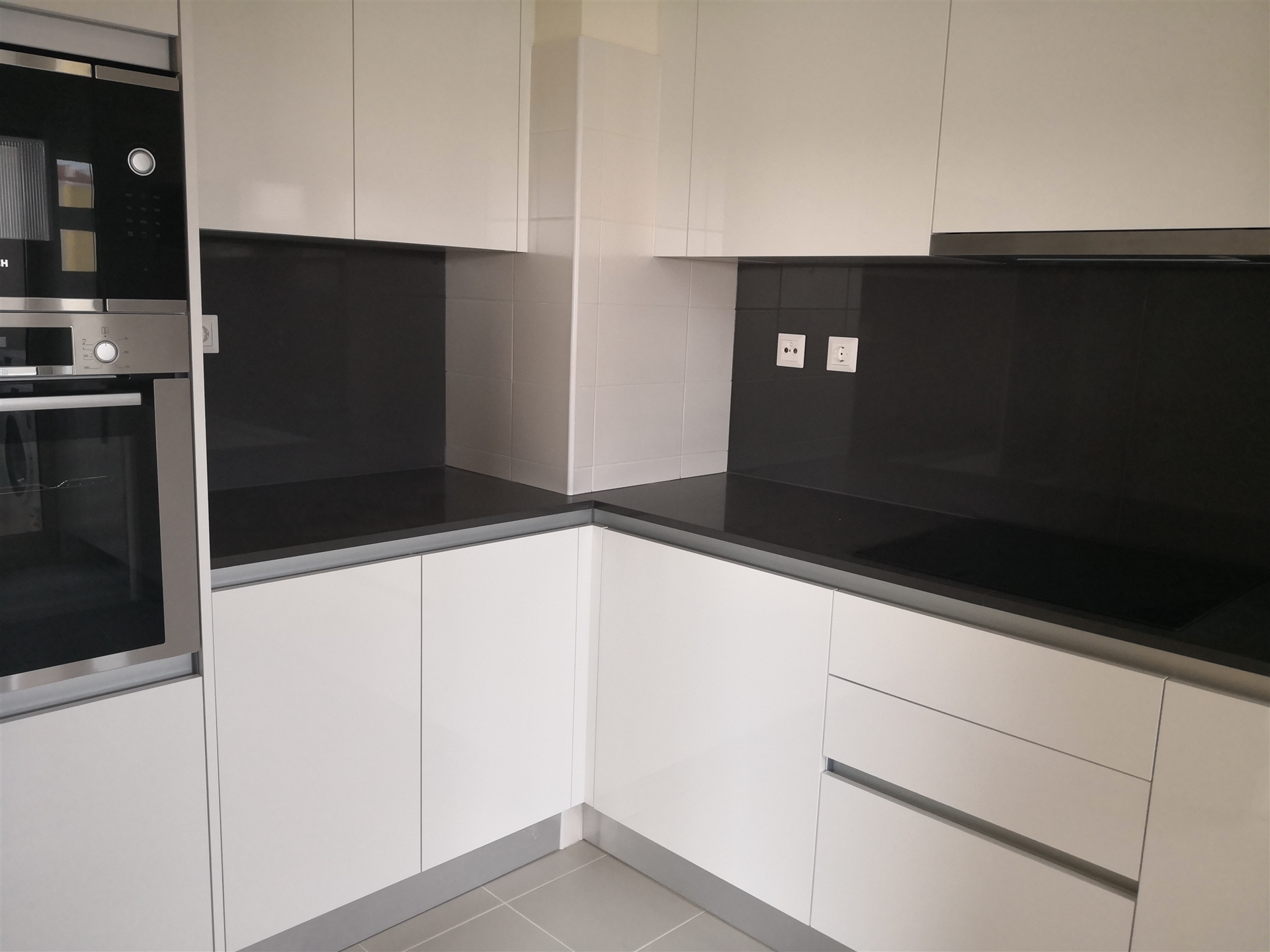 T1 - Arrendamento - Cozinha Equipada - Lugar de Estacionamento e Arrecadação