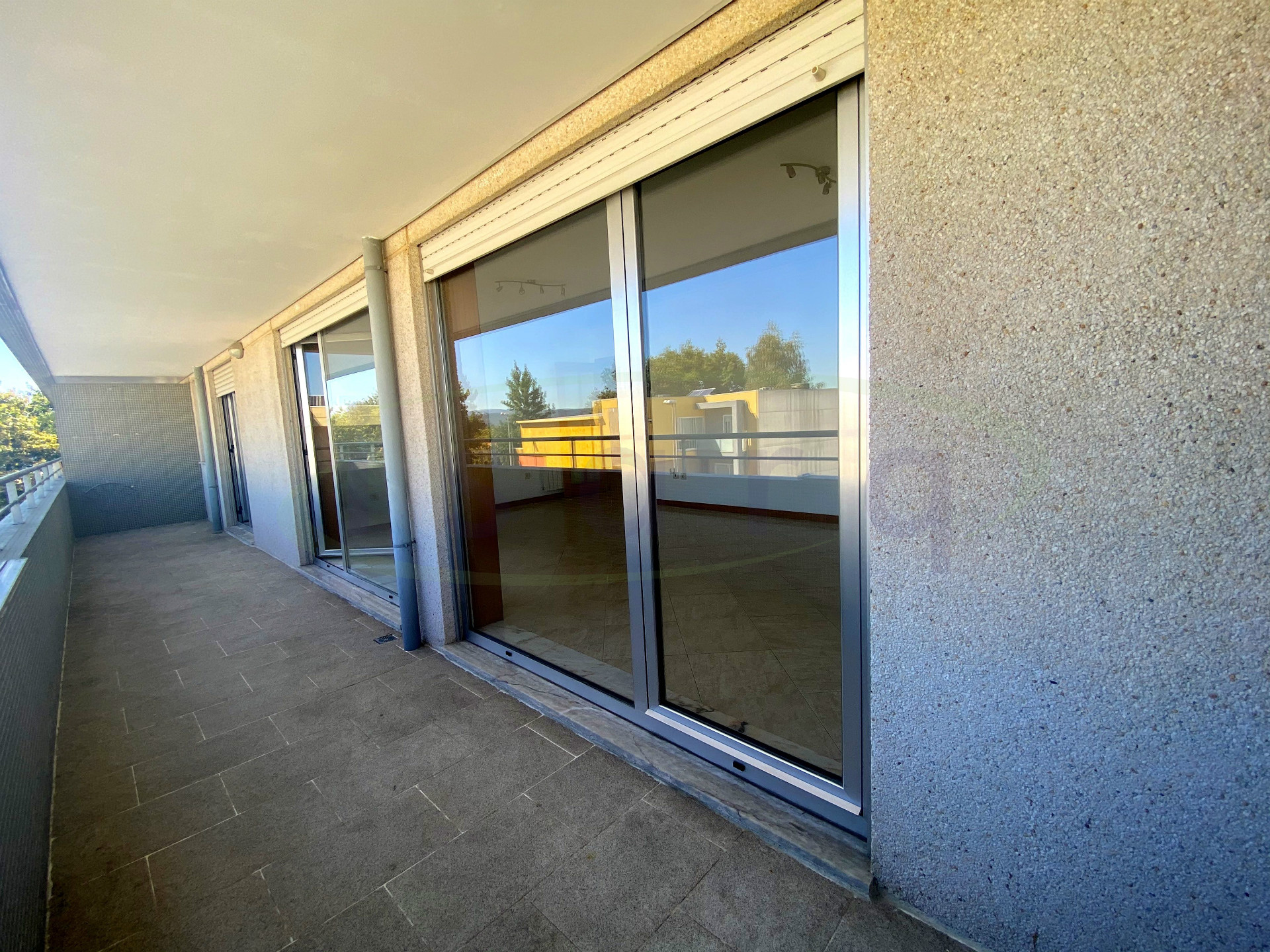 Appartamento con 3 camere da letto con ottimo balcone e 15 min (7km) dal centro di Maia;