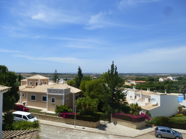 Moradia de 4 Frentes com Piscina perto da praia