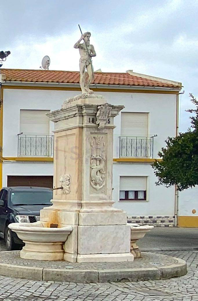 Moradia T4 com piscina no centro histórico de Arronches