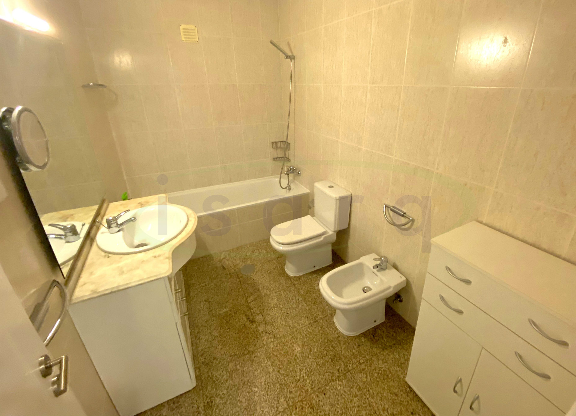 2 bedroom apartment in excellent condition in the center of Trofa;
