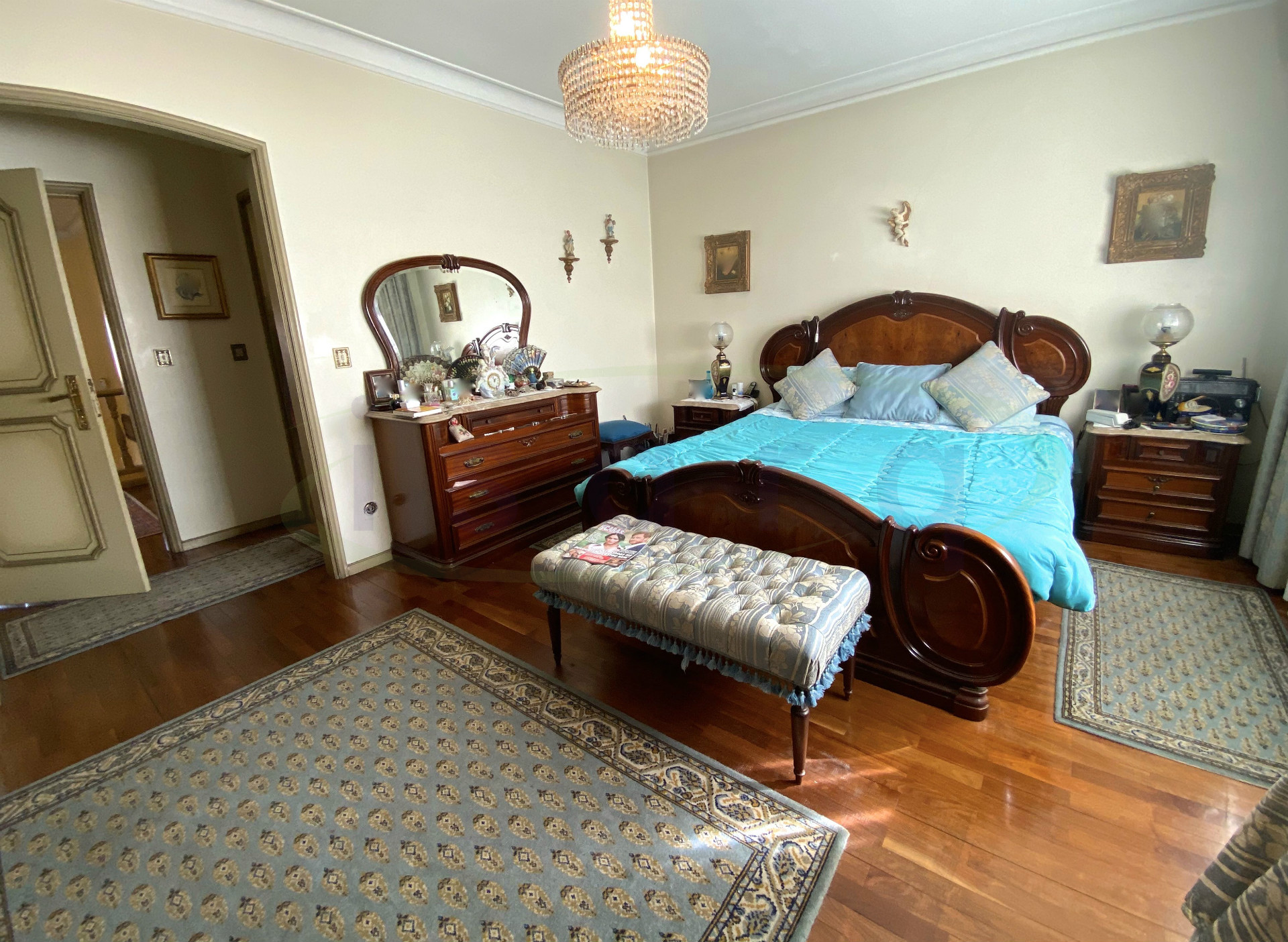 Maison T4 + Bureau + Salon au sous-sol, 4 façades et très bien situé près du Centre de Maia.