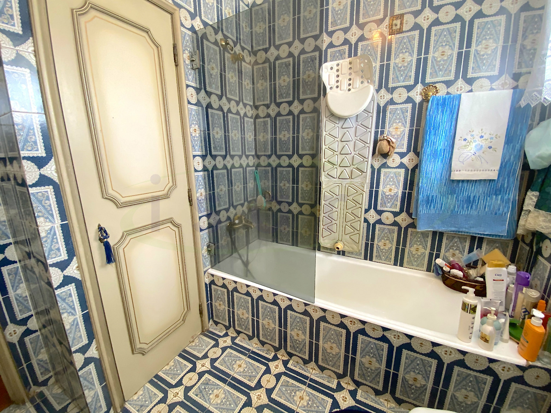 Maison T4 + Bureau + Salon au sous-sol, 4 façades et très bien situé près du Centre de Maia.