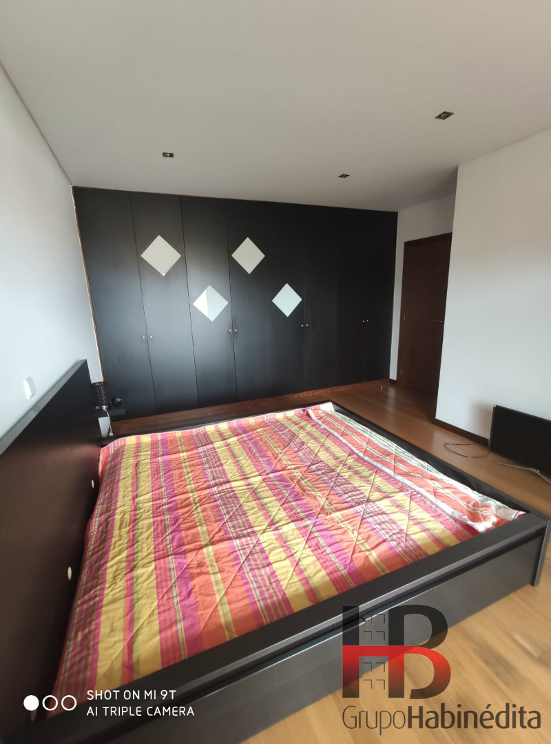 Luxuoso T3 mobilado com terraço.