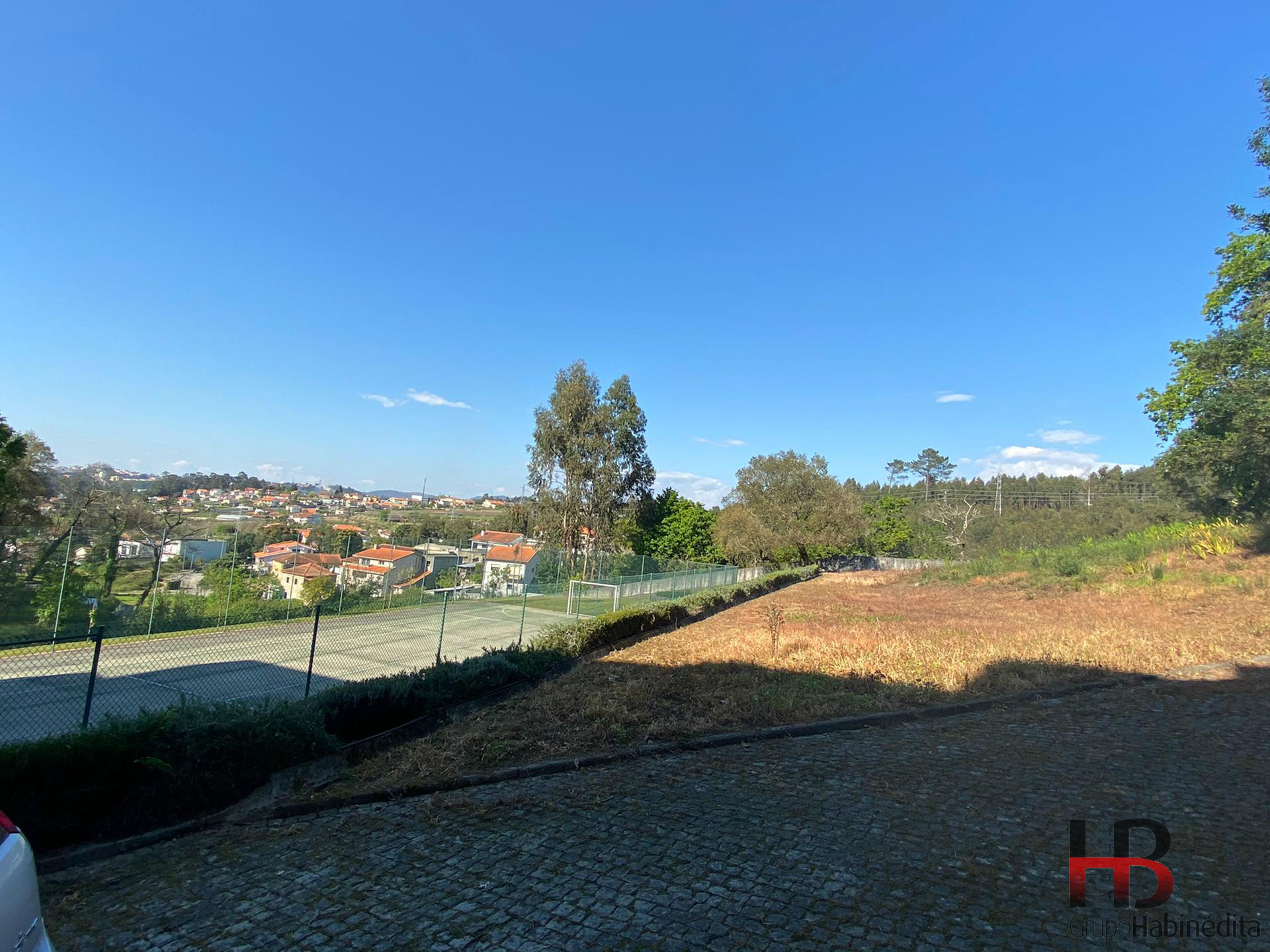 Luxuoso T3 mobilado com terraço.