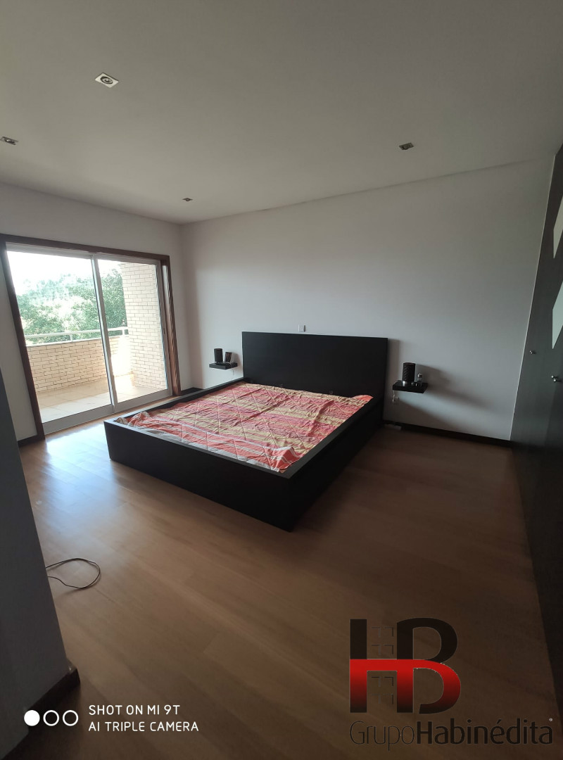 Luxuoso T3 mobilado com terraço.