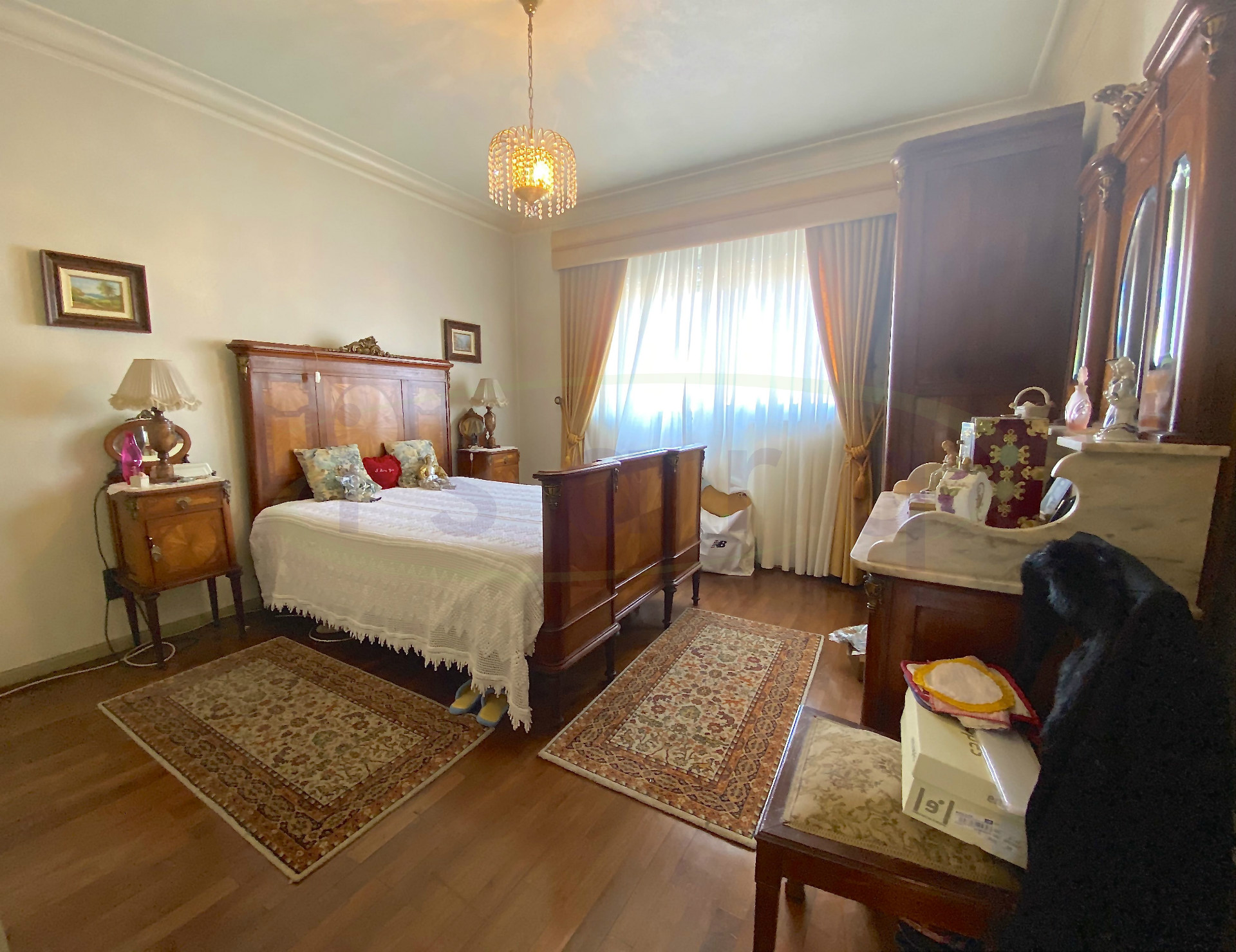 Maison T4 + Bureau + Salon au sous-sol, 4 façades et très bien situé près du Centre de Maia.