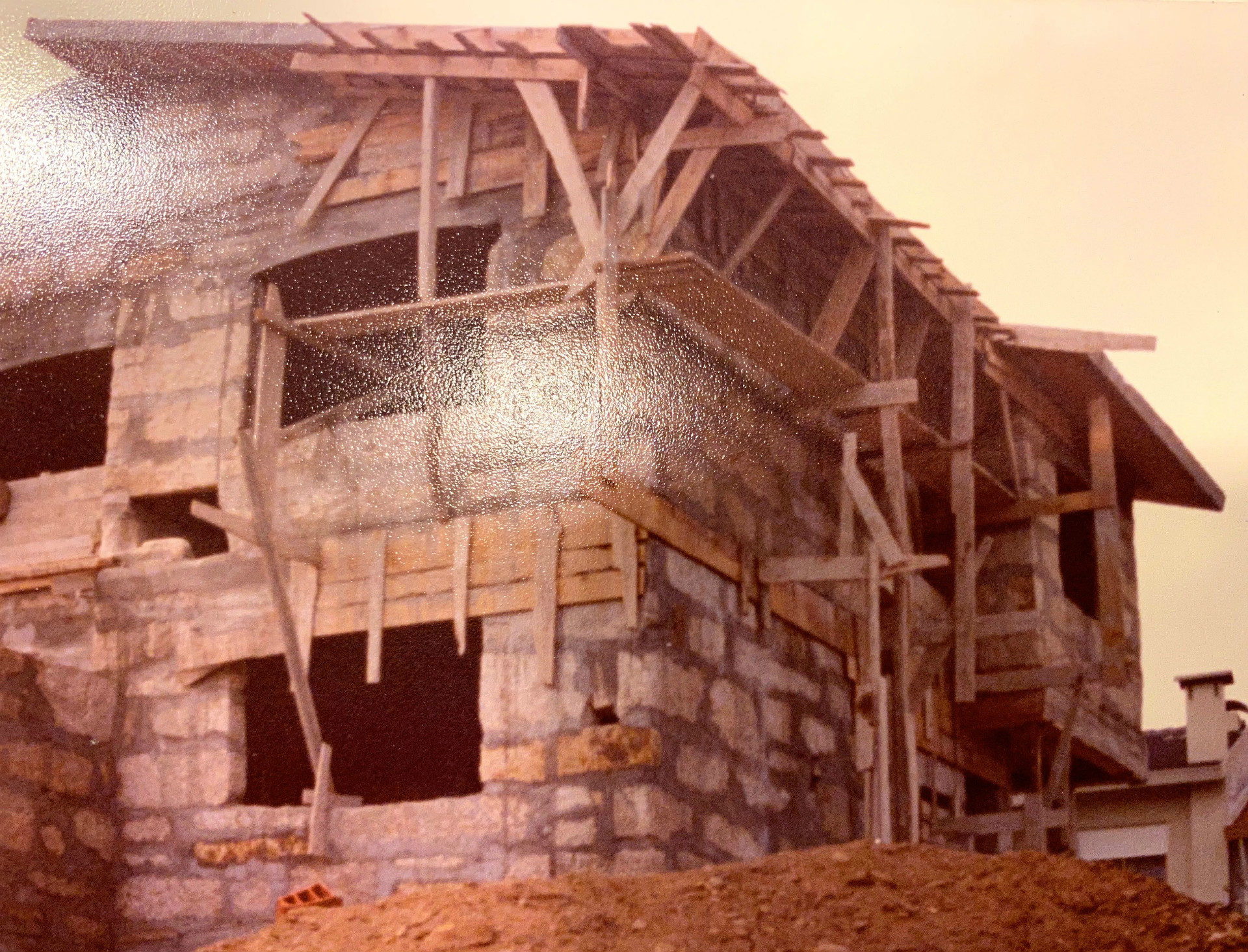 Maison T4 + Bureau + Salon au sous-sol, 4 façades et très bien situé près du Centre de Maia.