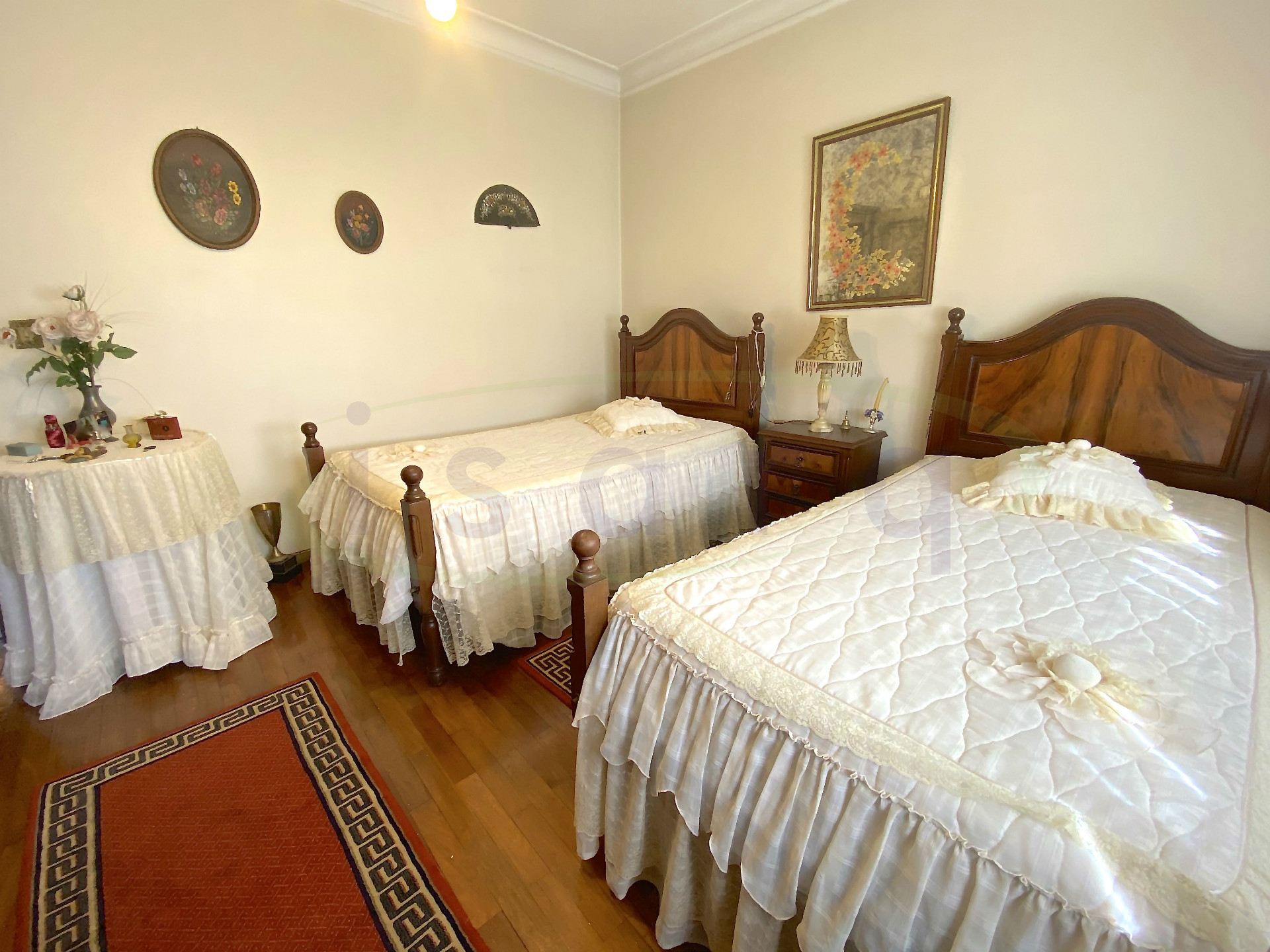 Maison T4 + Bureau + Salon au sous-sol, 4 façades et très bien situé près du Centre de Maia.