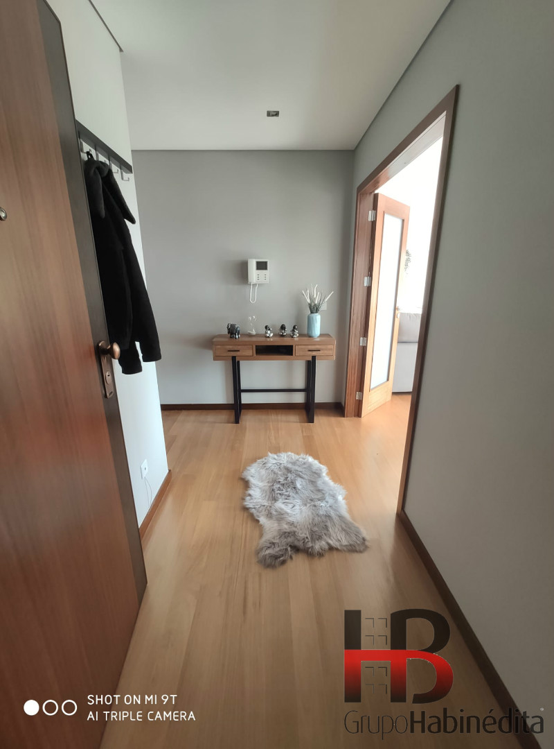 Luxuoso T3 mobilado com terraço.