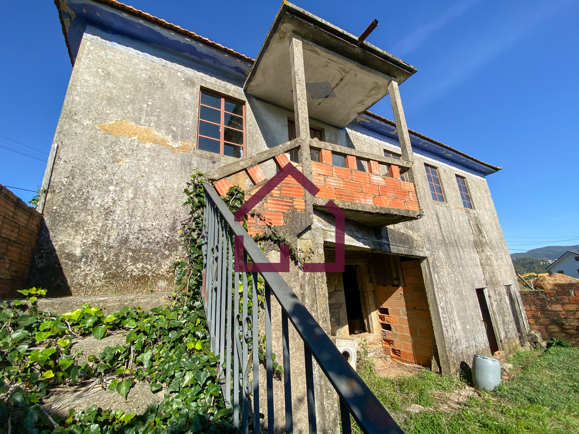 Moradia T3 para recuperar - Canedo