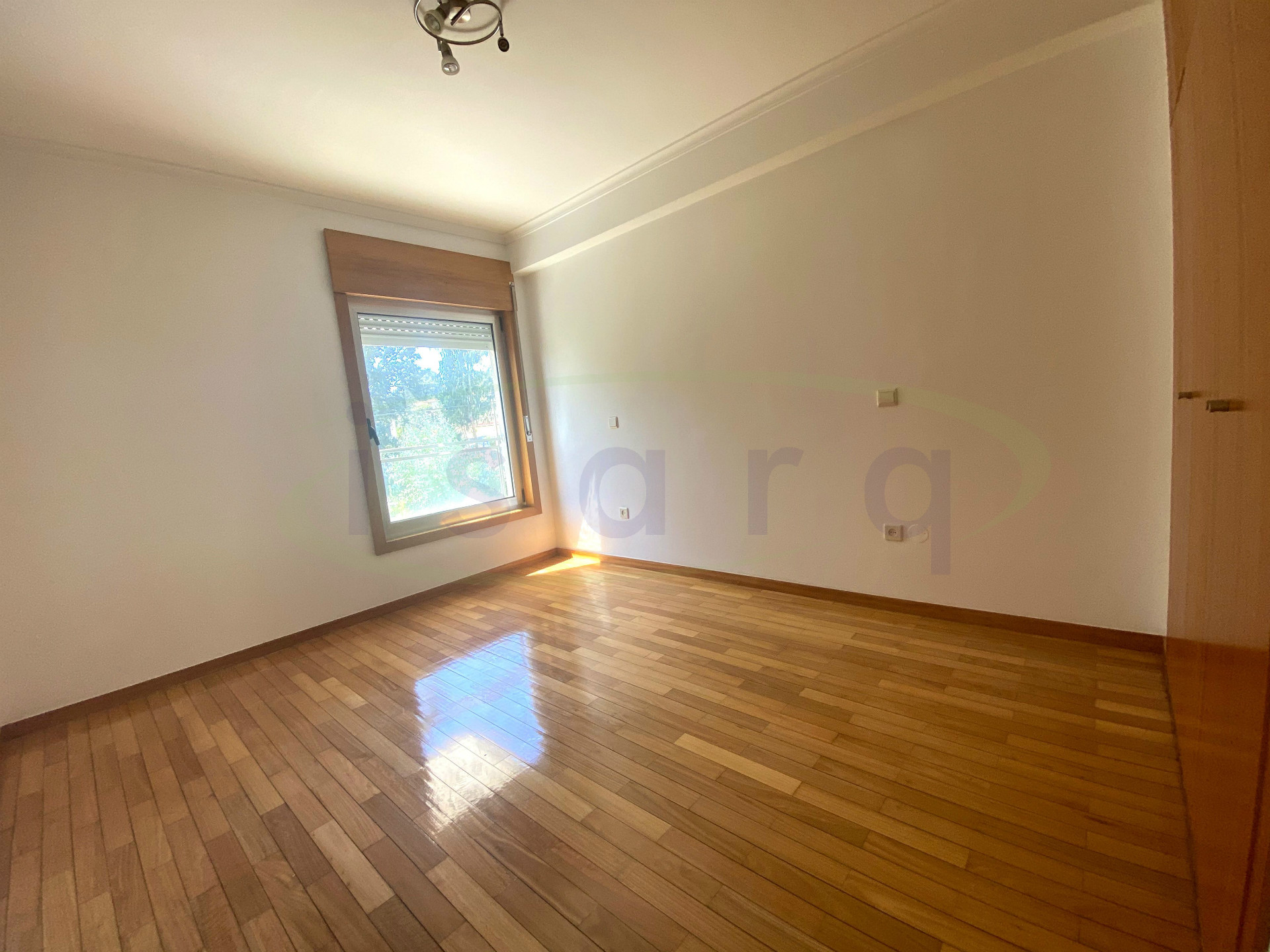 Appartamento con 3 camere da letto con ottimo balcone e 15 min (7km) dal centro di Maia;