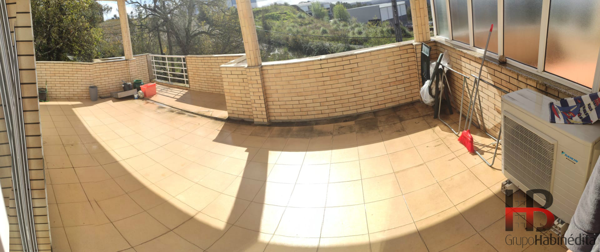 Luxuoso T3 mobilado com terraço.