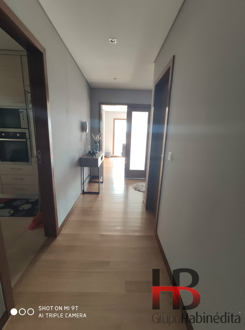 Luxuoso T3 mobilado com terraço.