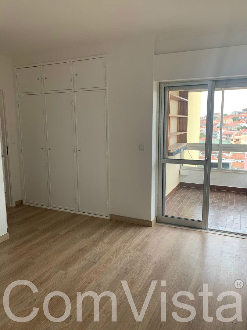 Apartamento T2 em Santa Clara, Lisboa, remodelado
