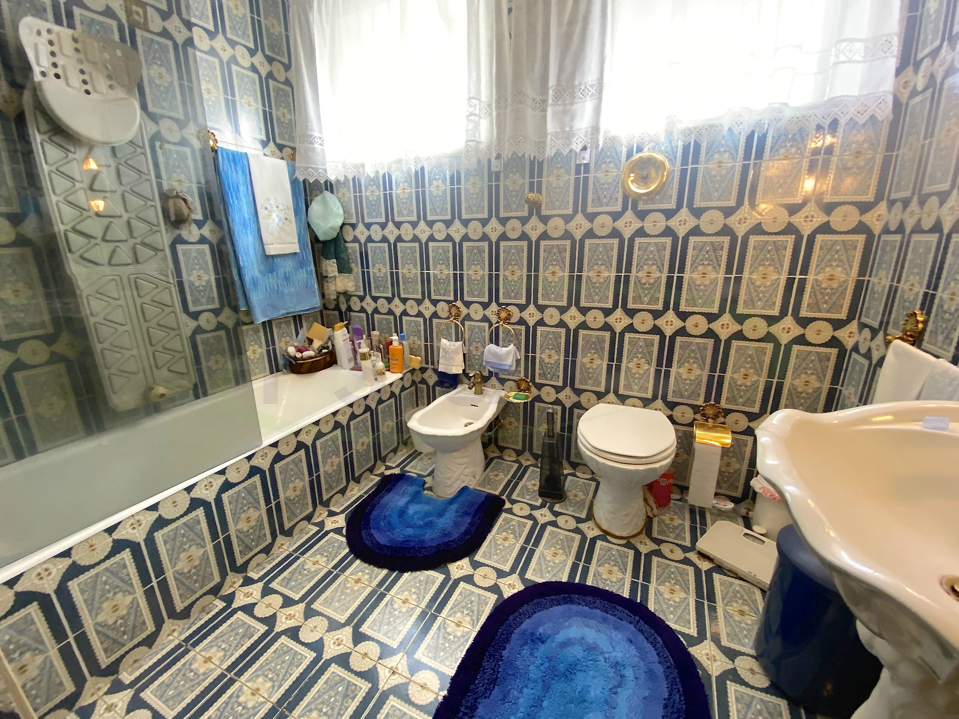 Maison T4 + Bureau + Salon au sous-sol, 4 façades et très bien situé près du Centre de Maia.