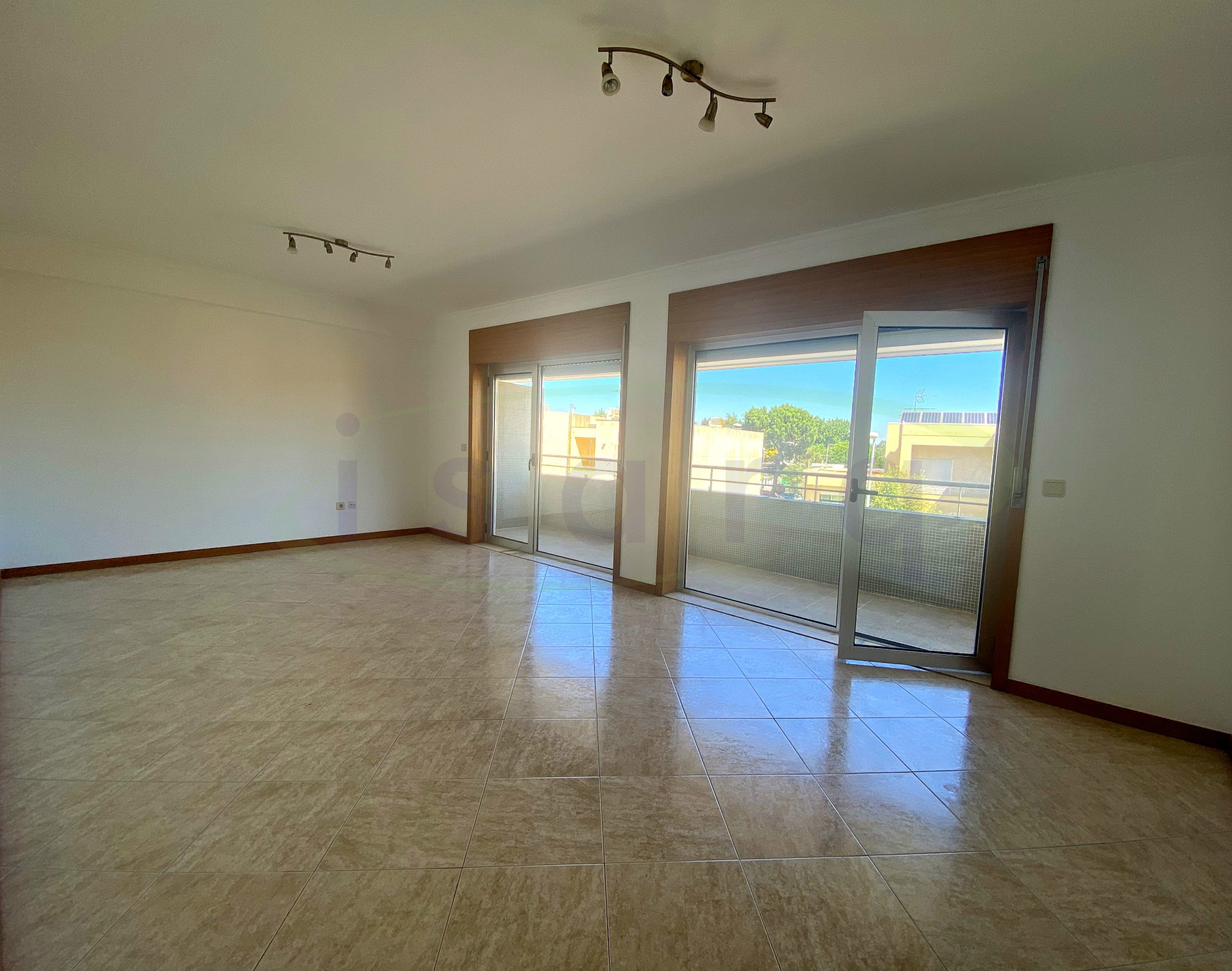 Appartamento con 3 camere da letto con ottimo balcone e 15 min (7km) dal centro di Maia;