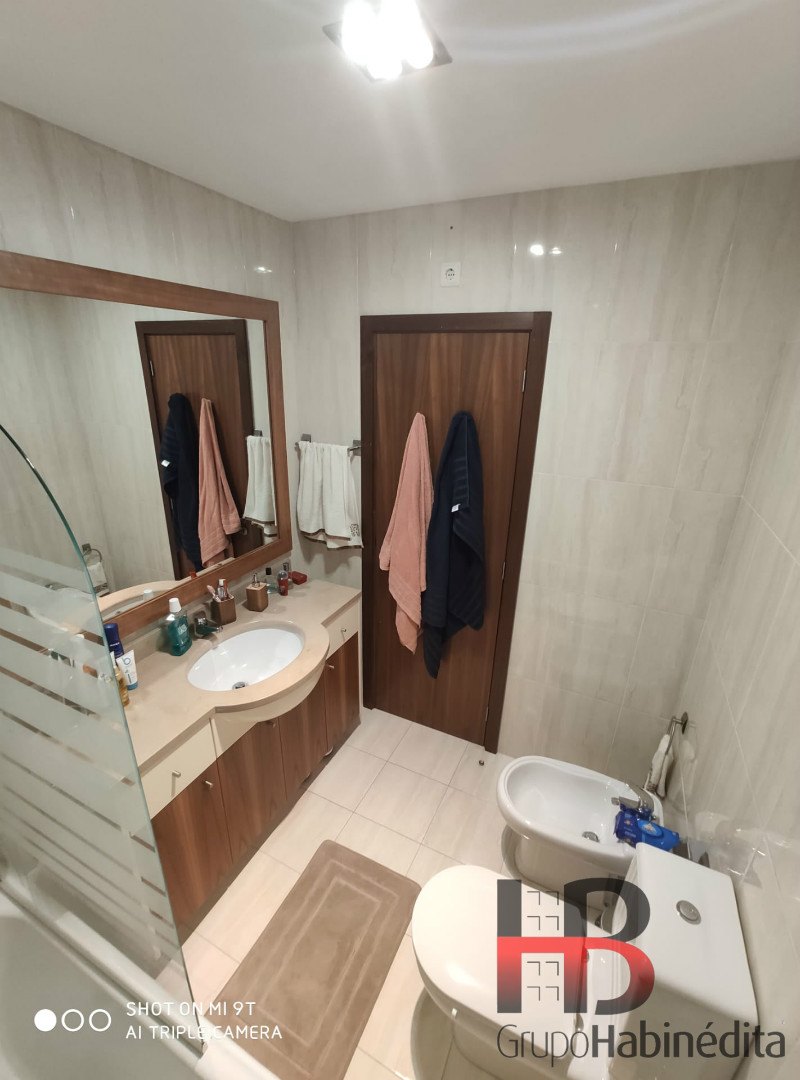 Luxuoso T3 mobilado com terraço.