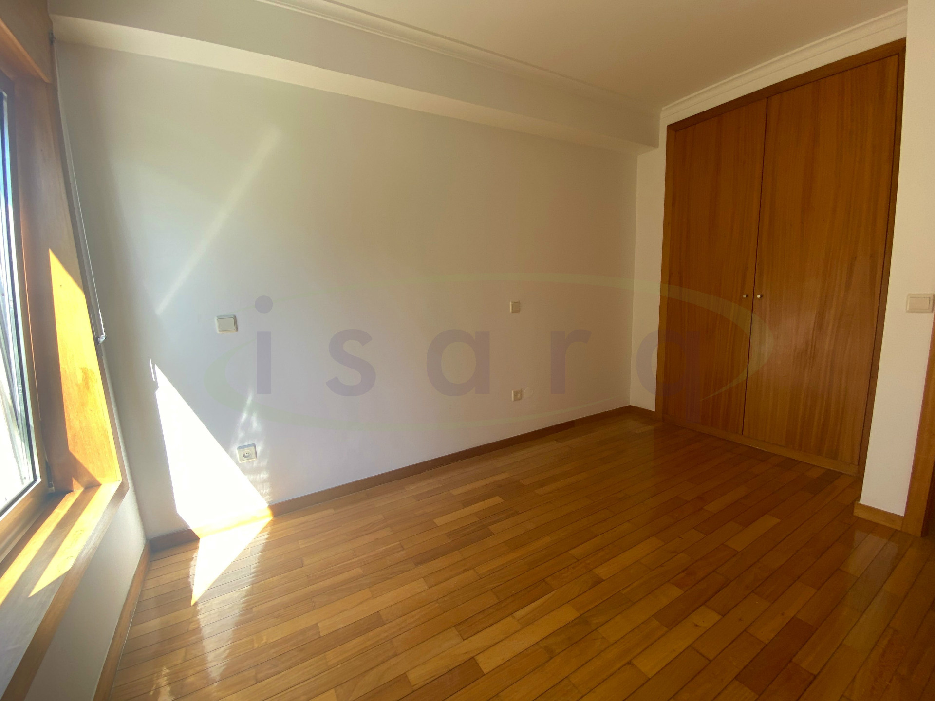 Appartamento con 3 camere da letto con ottimo balcone e 15 min (7km) dal centro di Maia;
