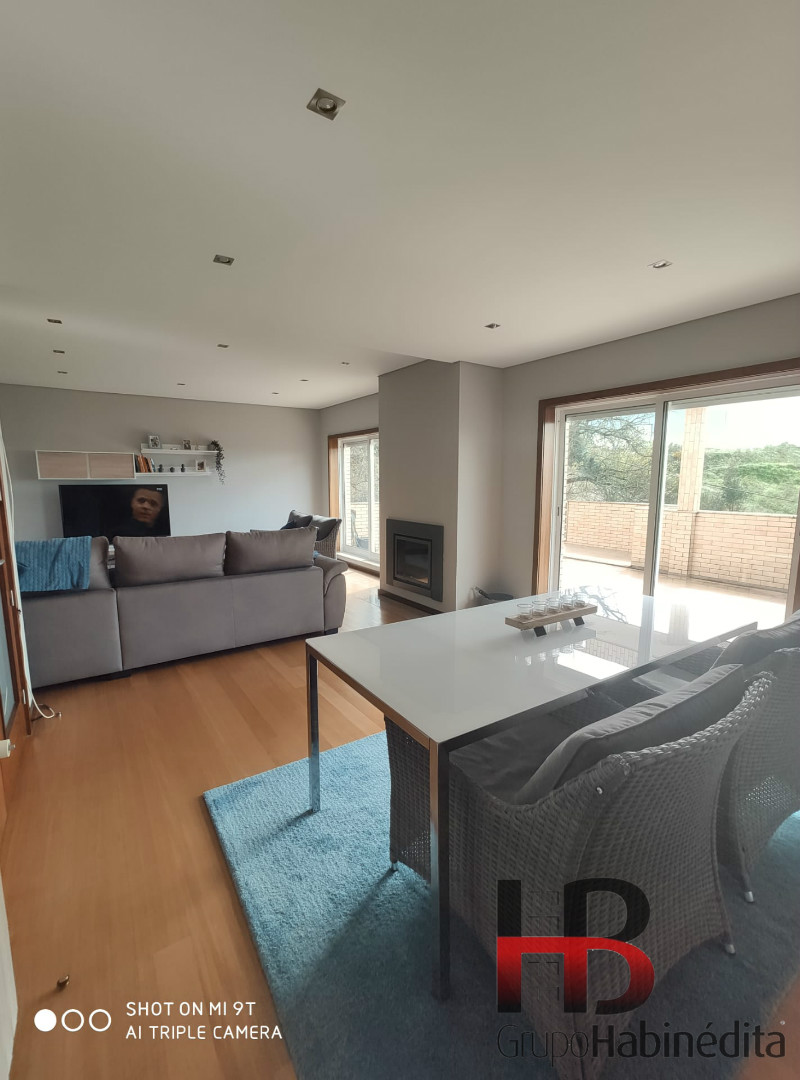 Luxuoso T3 mobilado com terraço.