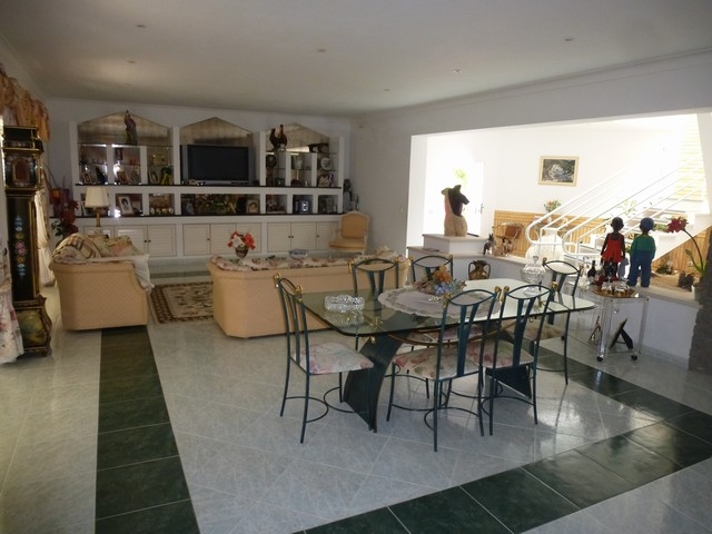Moradia de 4 Frentes com Piscina perto da praia