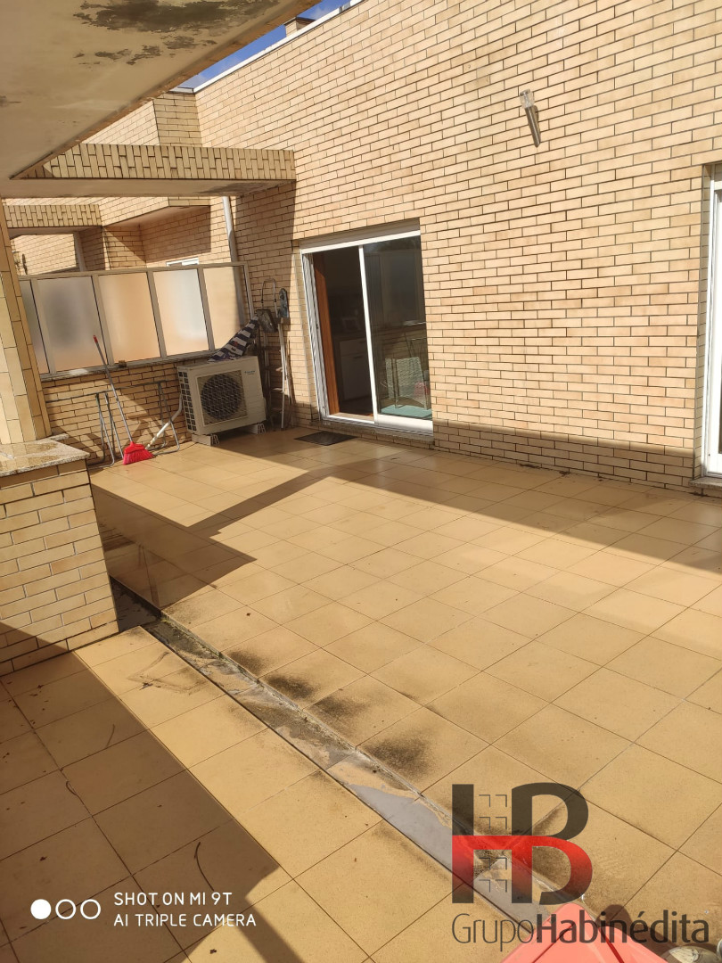 Luxuoso T3 mobilado com terraço.