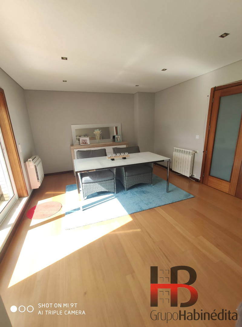 Luxuoso T3 mobilado com terraço.