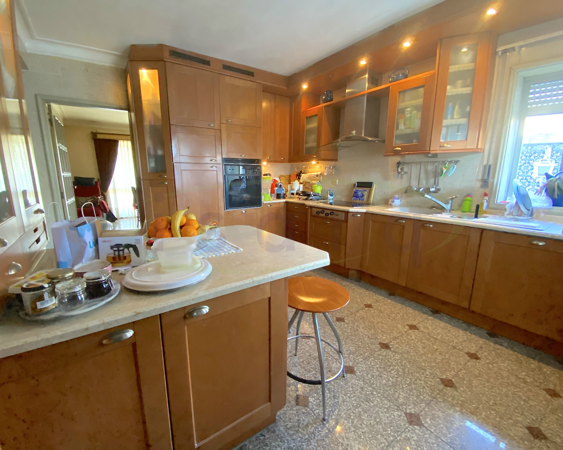 Maison T4 + Bureau + Salon au sous-sol, 4 façades et très bien situé près du Centre de Maia.