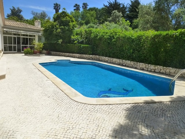Moradia de 4 Frentes com Piscina perto da praia