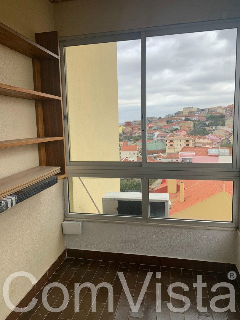 Apartamento T2 em Santa Clara, Lisboa, remodelado