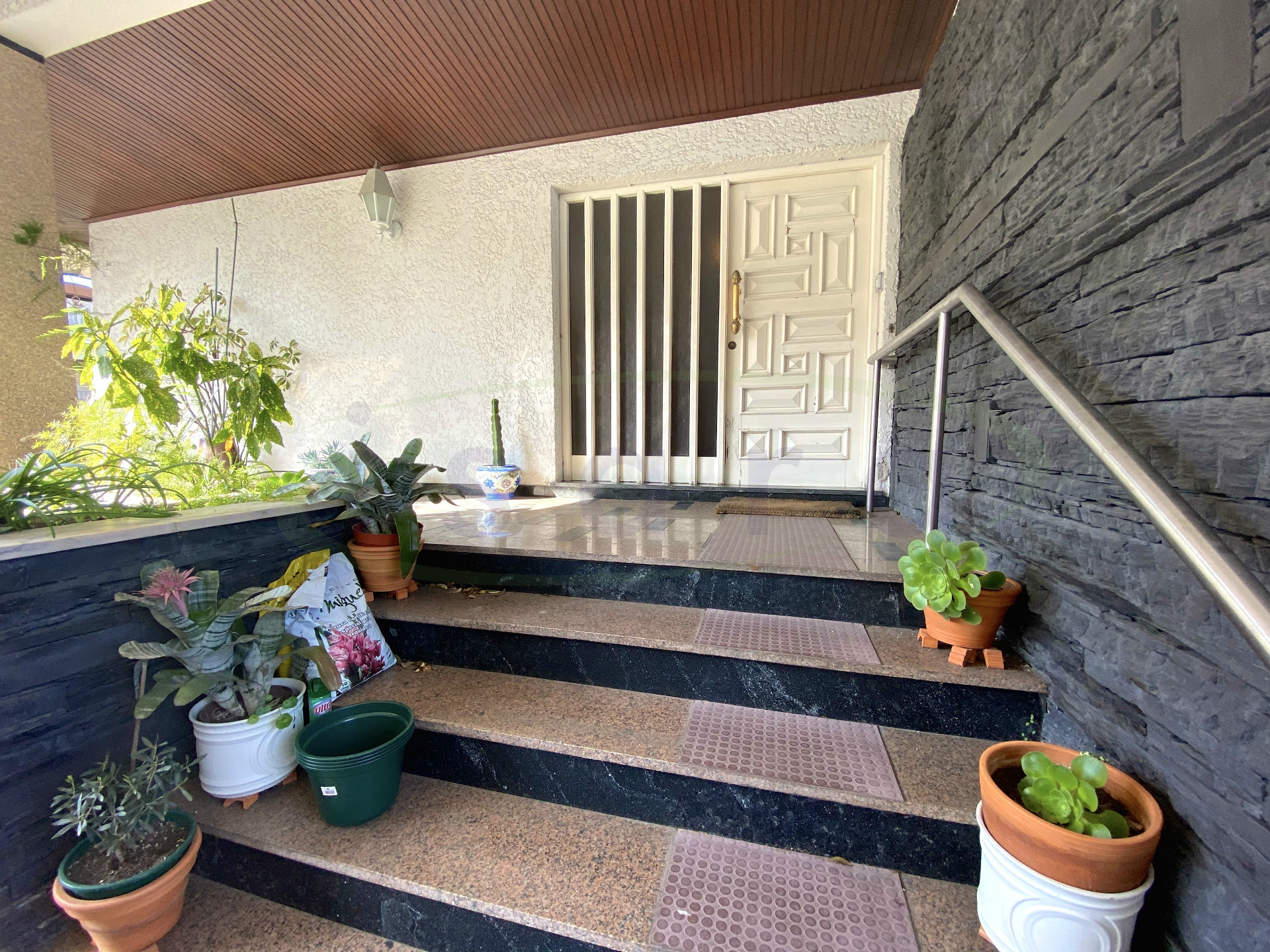 Maison T4 + Bureau + Salon au sous-sol, 4 façades et très bien situé près du Centre de Maia.