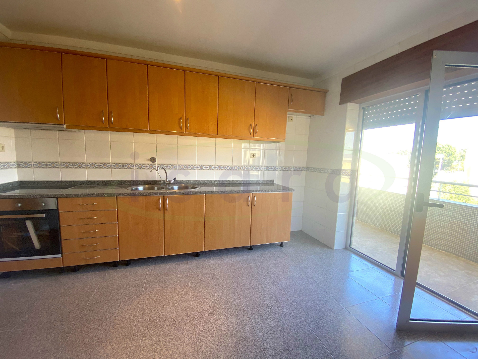 Appartamento con 3 camere da letto con ottimo balcone e 15 min (7km) dal centro di Maia;