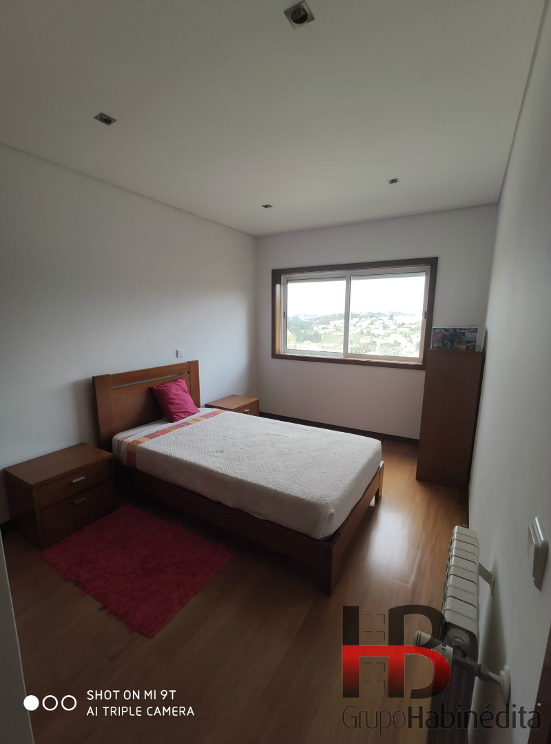 Luxuoso T3 mobilado com terraço.