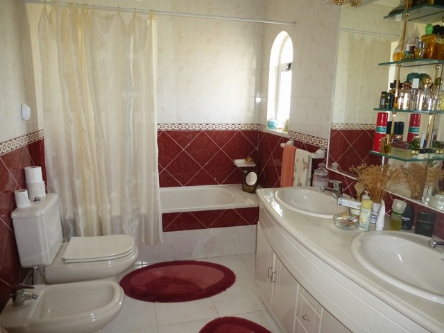 Moradia de 4 Frentes com Piscina perto da praia