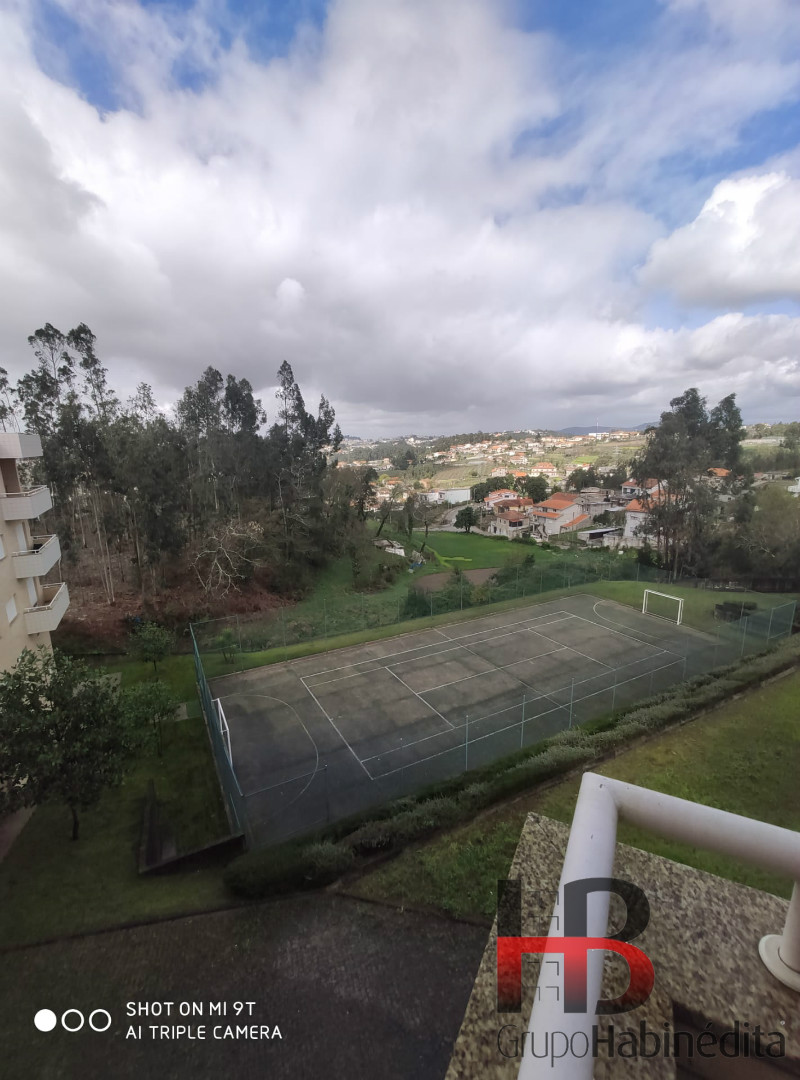 Luxuoso T3 mobilado com terraço.