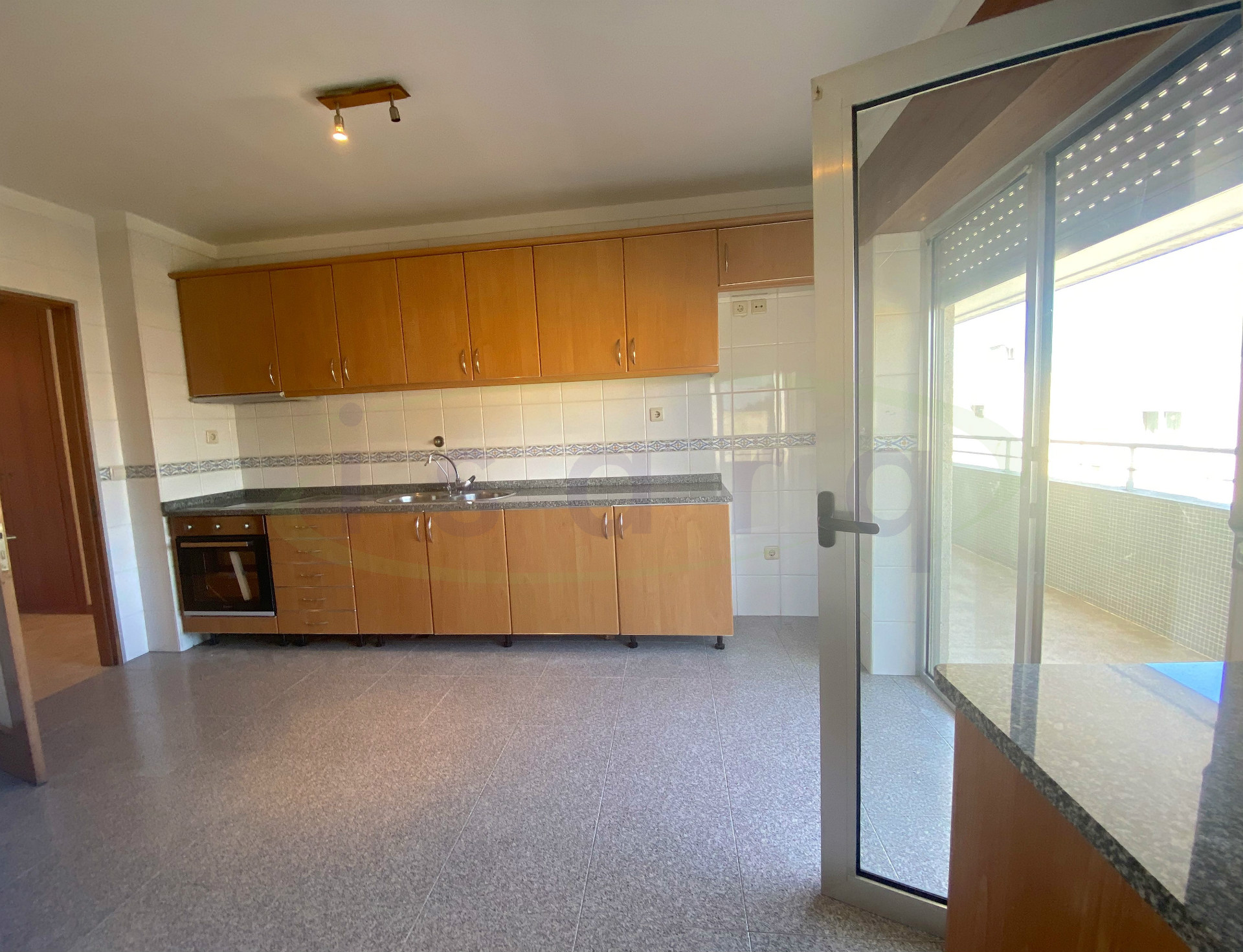 Appartamento con 3 camere da letto con ottimo balcone e 15 min (7km) dal centro di Maia;