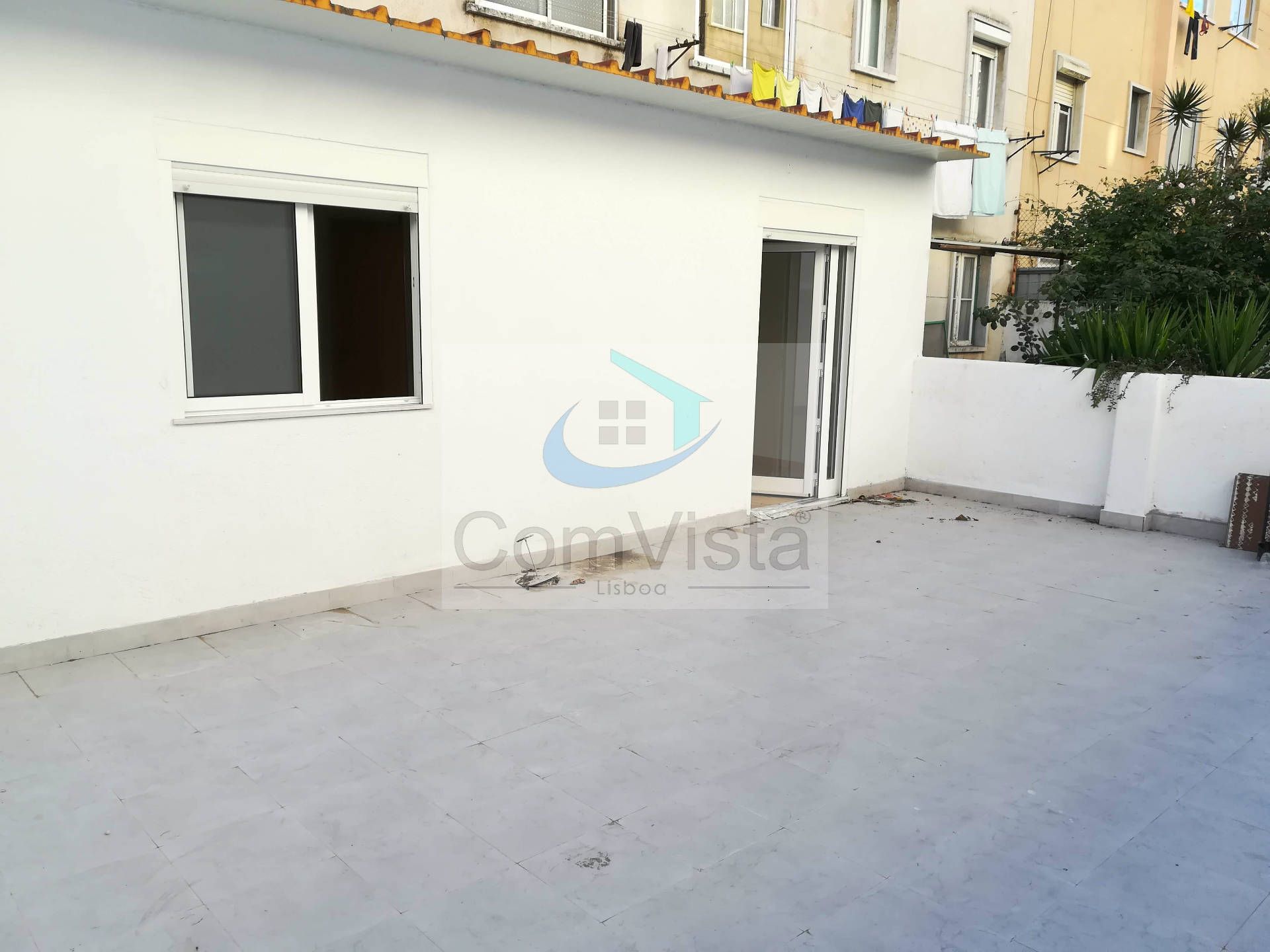 T1+1 com execelente logradouro em Benfica