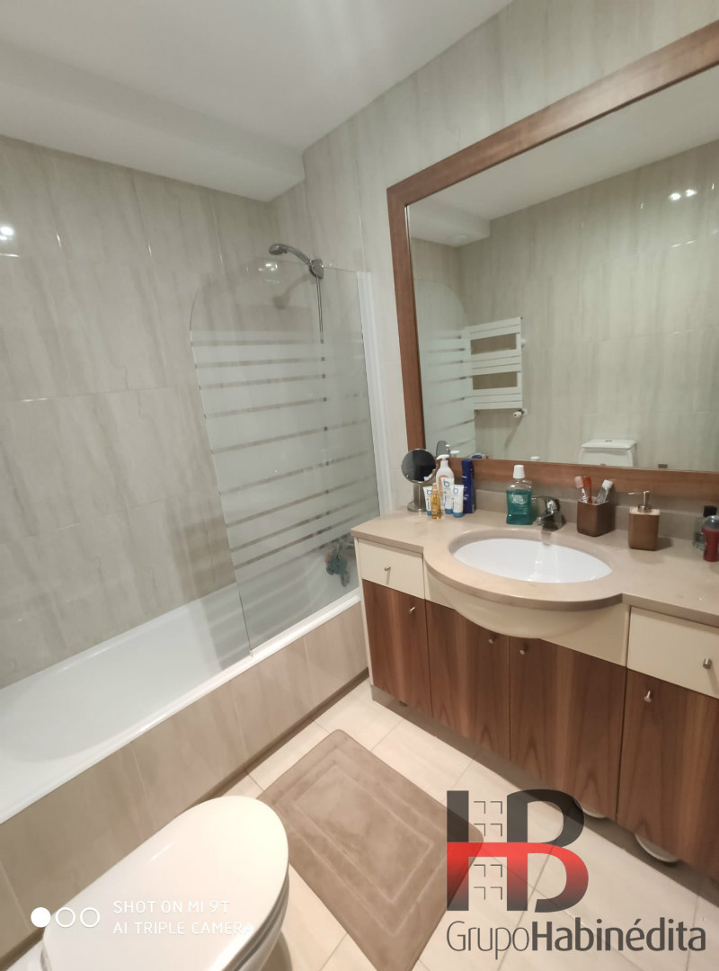 Luxuoso T3 mobilado com terraço.