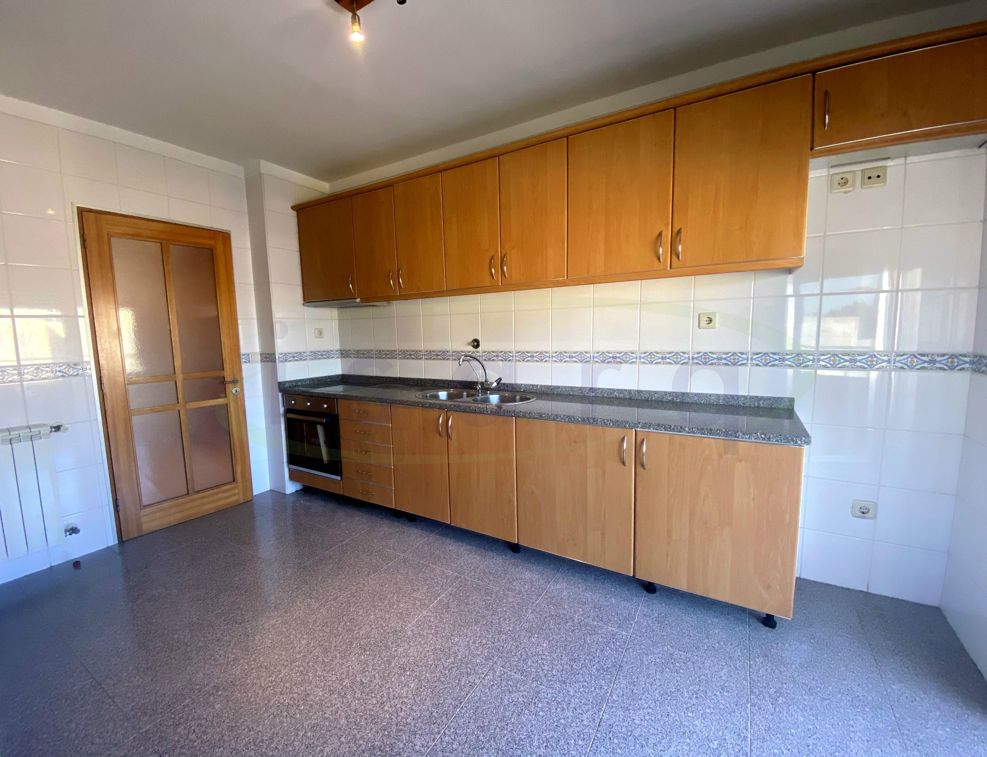 Appartamento con 3 camere da letto con ottimo balcone e 15 min (7km) dal centro di Maia;