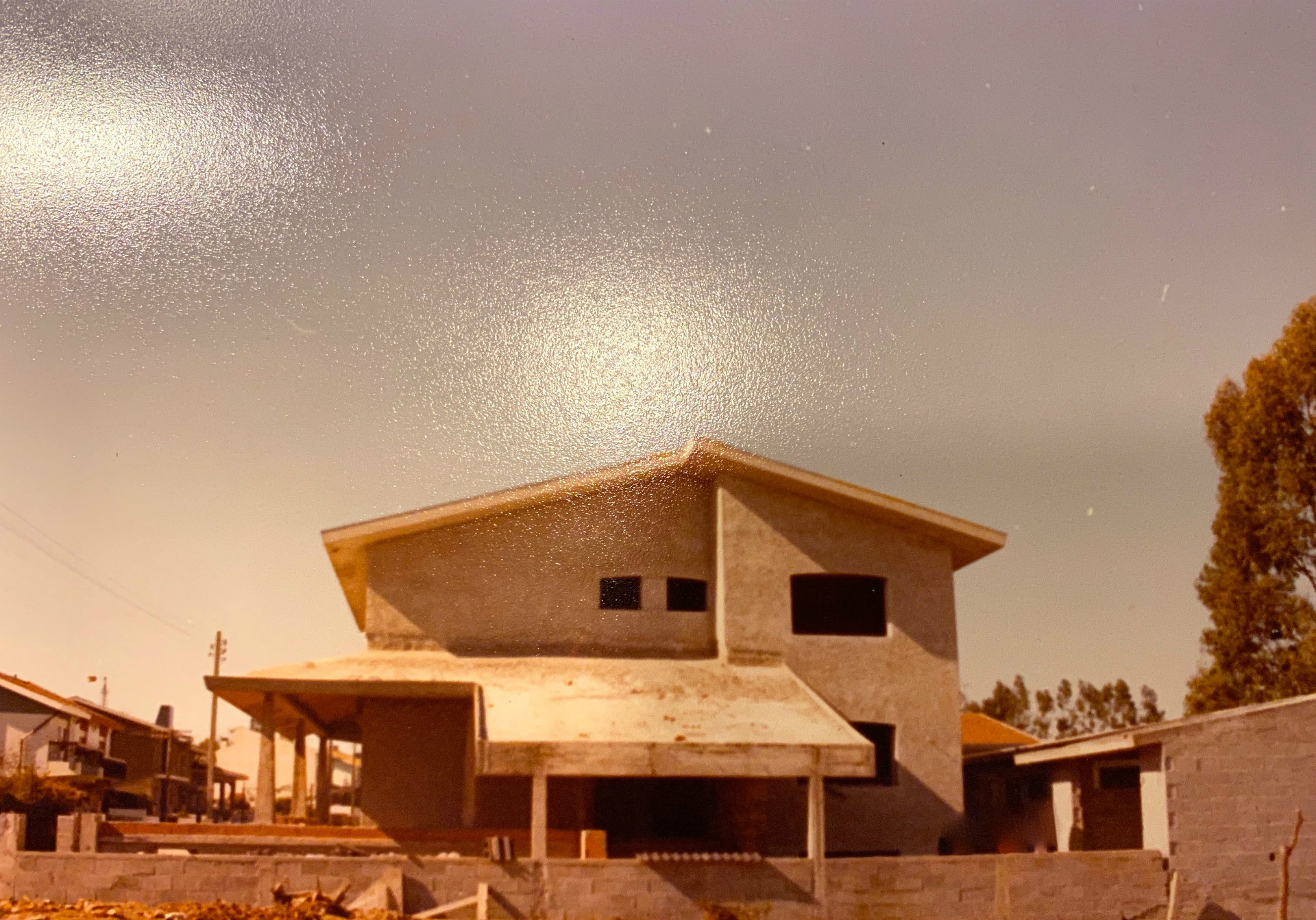 Maison T4 + Bureau + Salon au sous-sol, 4 façades et très bien situé près du Centre de Maia.