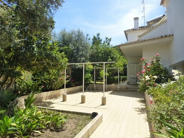 Moradia de 4 Frentes com Piscina perto da praia