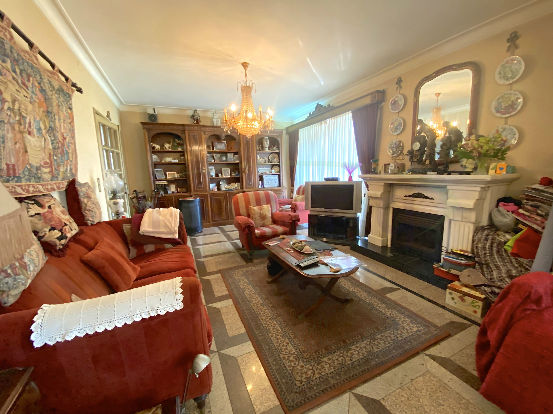 Maison T4 + Bureau + Salon au sous-sol, 4 façades et très bien situé près du Centre de Maia.