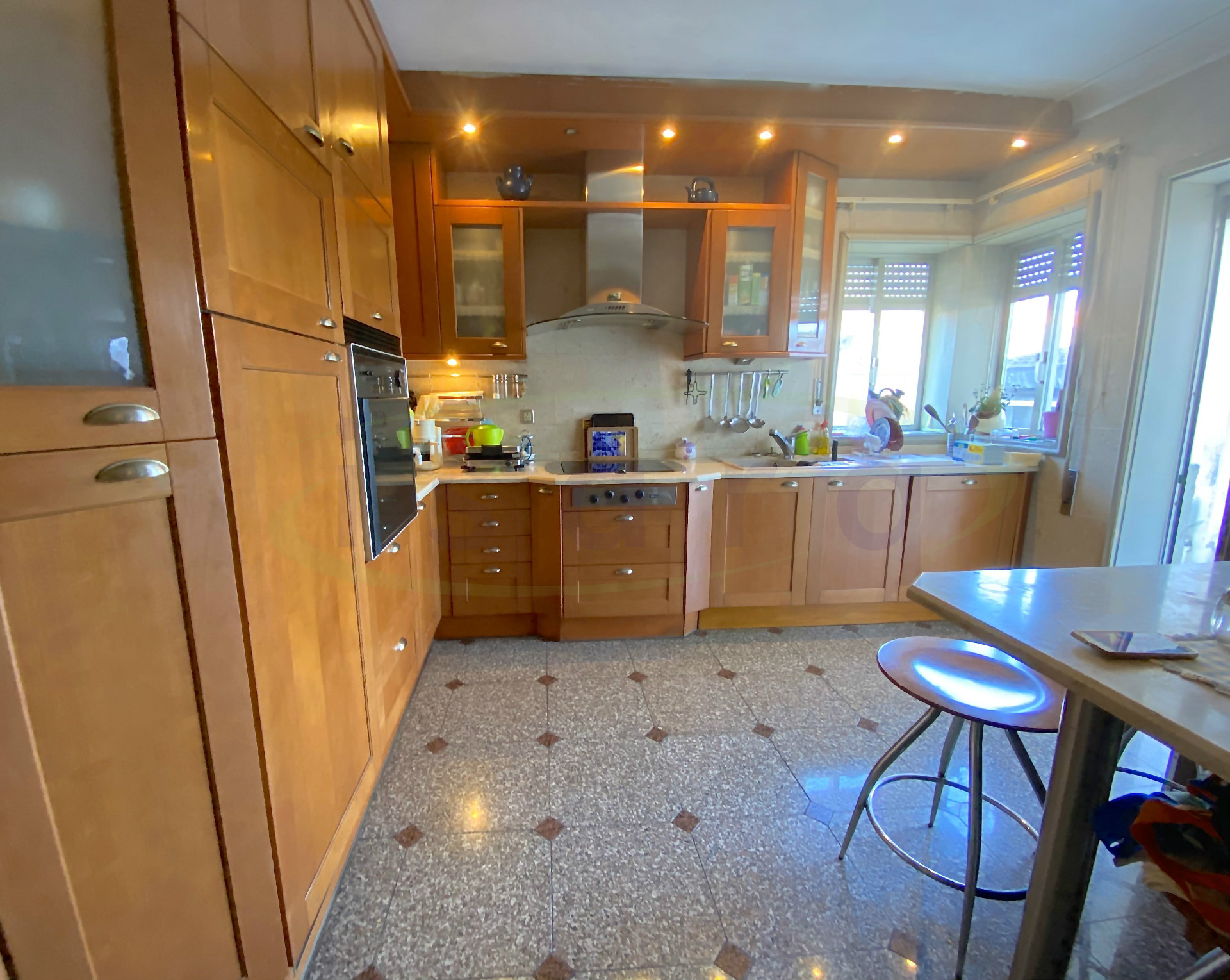 Maison T4 + Bureau + Salon au sous-sol, 4 façades et très bien situé près du Centre de Maia.